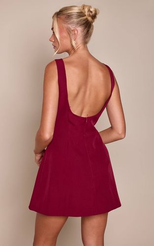 Wine Robe Mini Tissée Col Bateau Avec Dos Nu | Taille 36 - PrettyLittleThing - Modalova