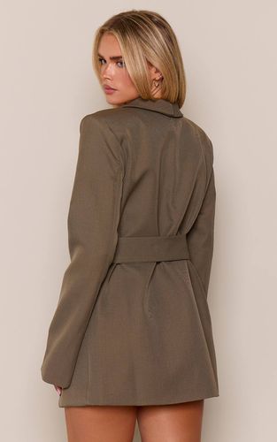 Khaki Robe Blazer Cintrée À Nouer À La Taille Petite Dark | Taille 42 - PrettyLittleThing - Modalova
