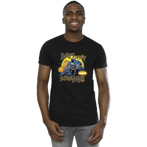 T-shirt Bats Don't Scare Me - Dc Comics - Modalova