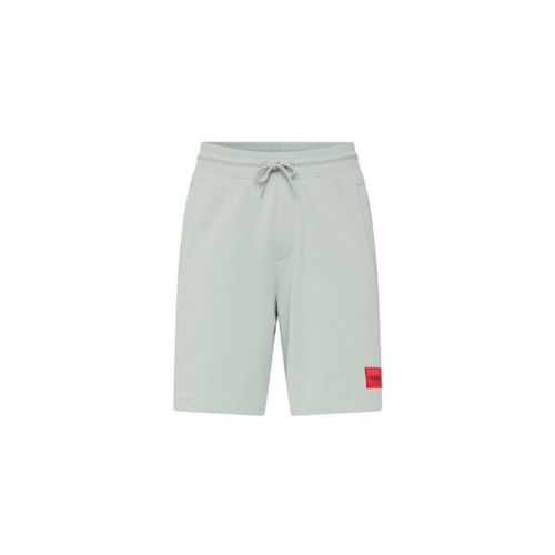 Short SHORT REGULAR FIT EN MOLLETON DE COTON VERT AVEC ÉTIQUE - HUGO - Modalova
