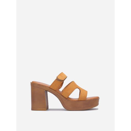 Sandales à talon Tongs, mules - Camel - La Modeuse - Modalova
