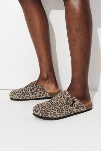Sabot léopard en cuir Imprimé camel - Promod - Modalova