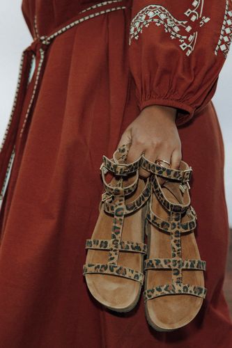 Sandales léopard en cuir Imprimé camel 38 - Promod - Modalova