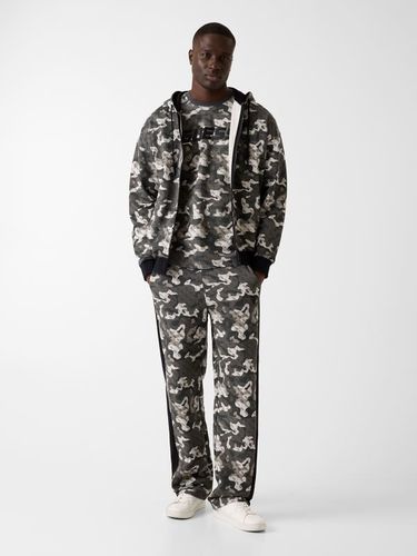 Pantalon Droit À Imprimé Camouflage - Guess - Modalova