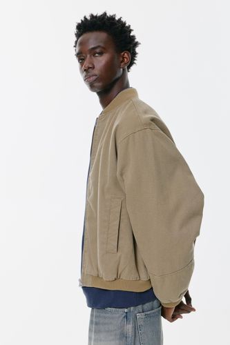 Blic/48a4/4fe6/681649758d2a/fc1d7ec51532/07700552707-A4M/07700552707-A4M.jpg?ts=1761231496068" - model,Man,Human single,white_background,Clothing - Modalova