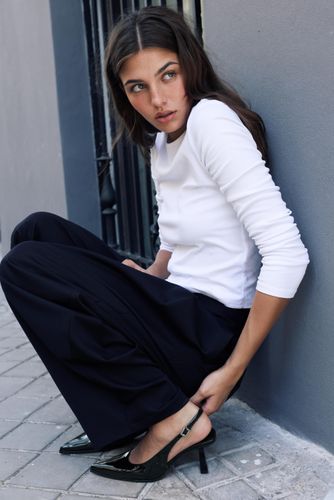 Escarpins Ouverts À L’arrière Effet Verni - Pull&Bear - Modalova