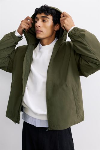 Coupe-Vent Léger À Capuche - Pull&Bear - Modalova