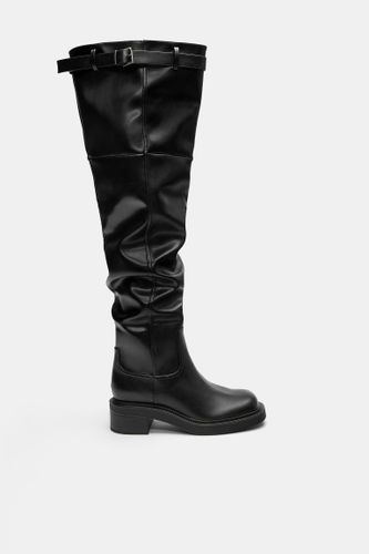 Bottes Plates Montantes À Boucles - Pull&Bear - Modalova