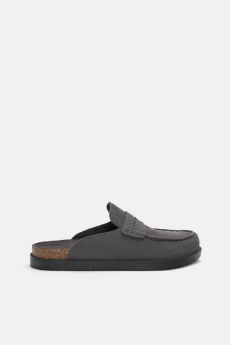 Sabots En Cuir Avec Patte - Pull&Bear - Modalova