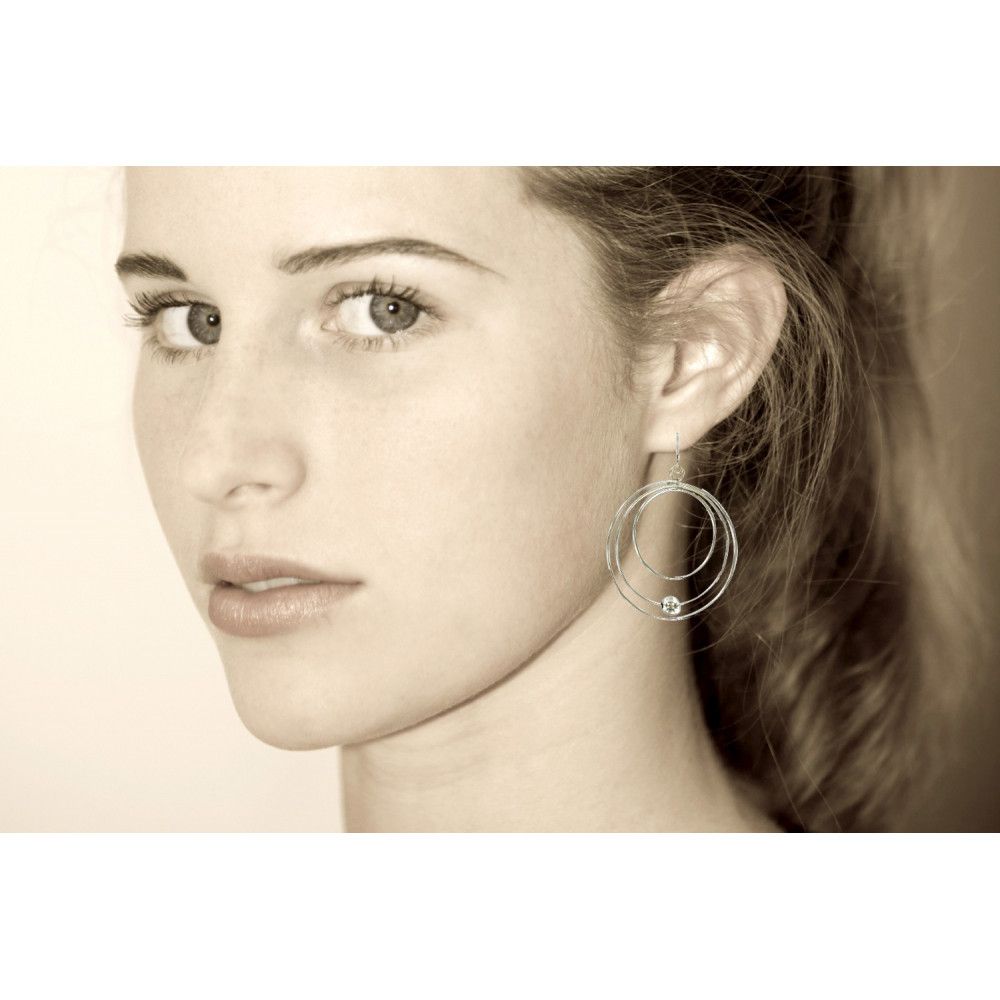V Boucles d'Oreilles en Trois Anneaux et sa Perle - LES POULETTES BIJOUX - Modalova