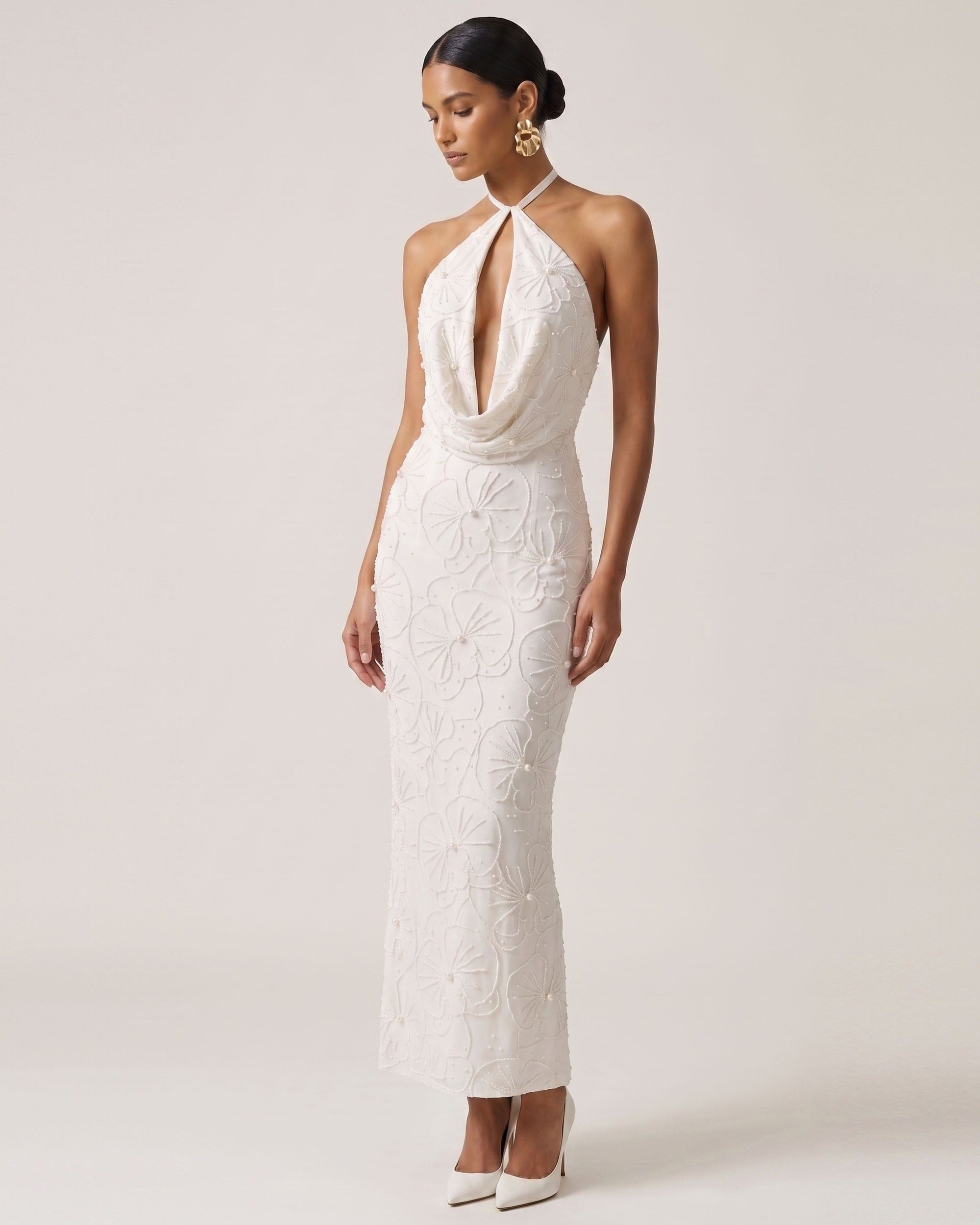Robe longue dos nu à encolure bénitier et ouverture goutte d'eau brodée de perles Orchidée - Blanc - JW PEI - Modalova