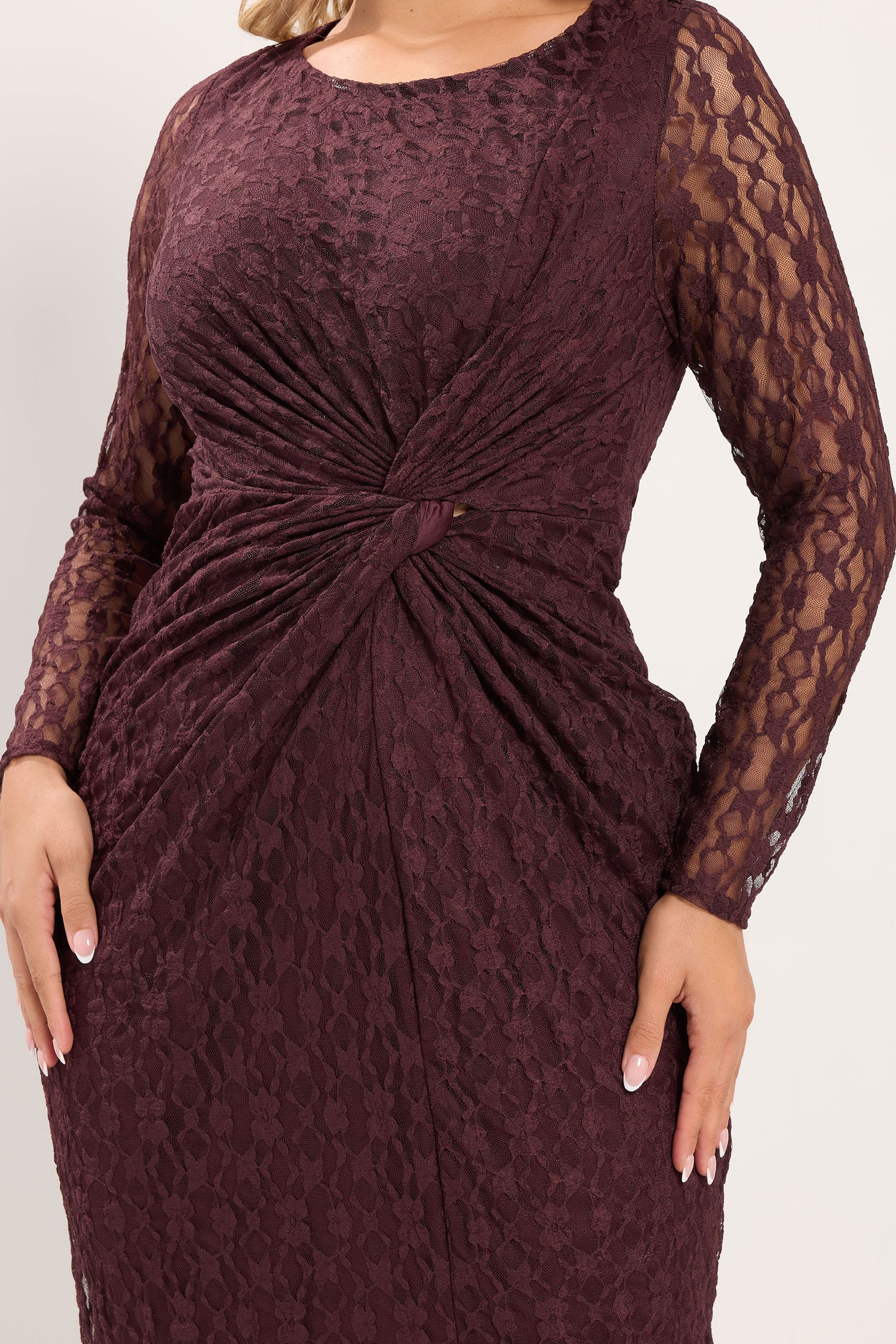 Robe Marron Chocolat En Dentelle Avec Détail Torsadé Sur Le Côté Size 50 - Yours London - Modalova