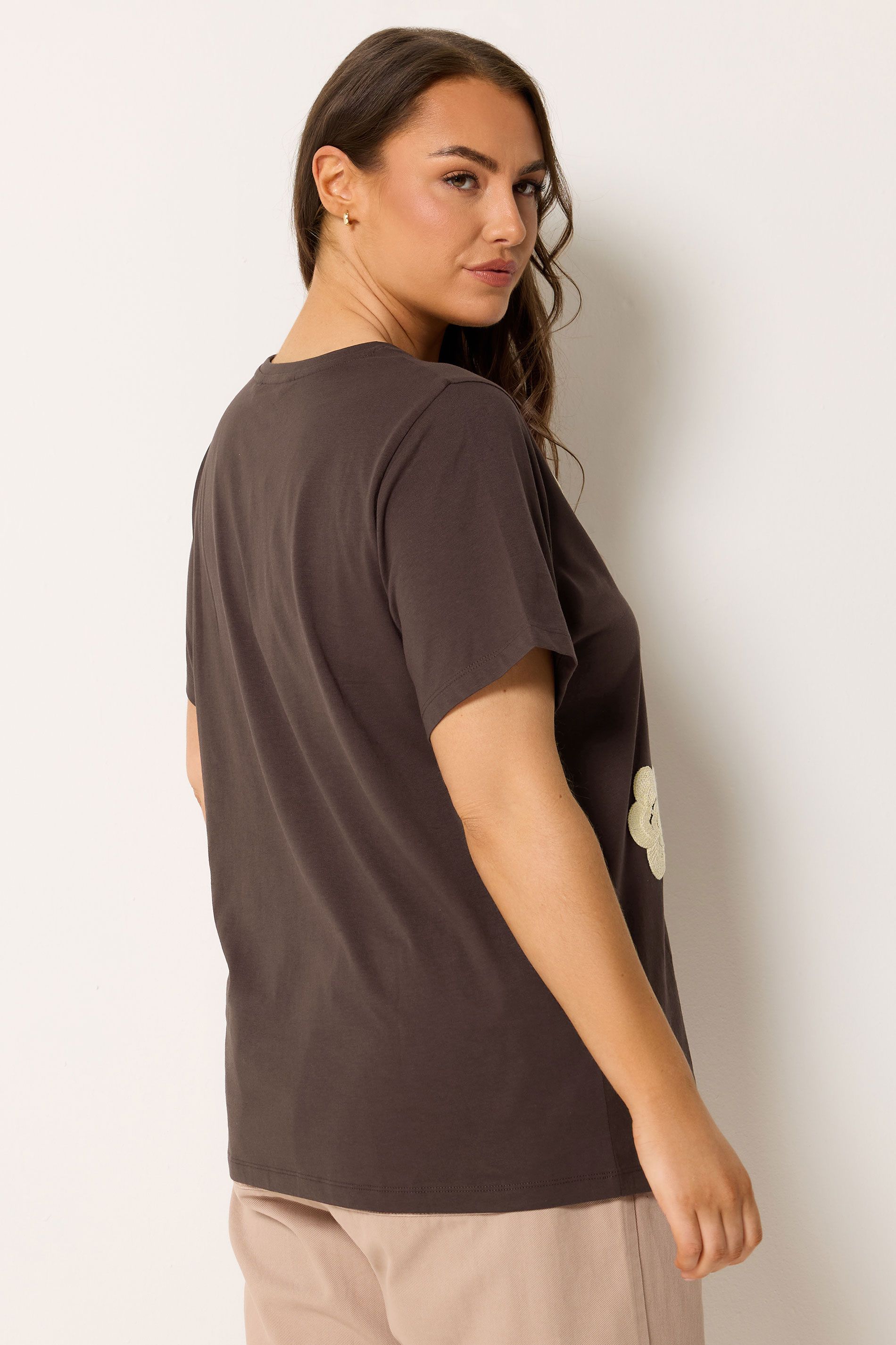 Tshirt Marron Chocolat À Marguerites Appliquées Size 44 - Yours - Modalova