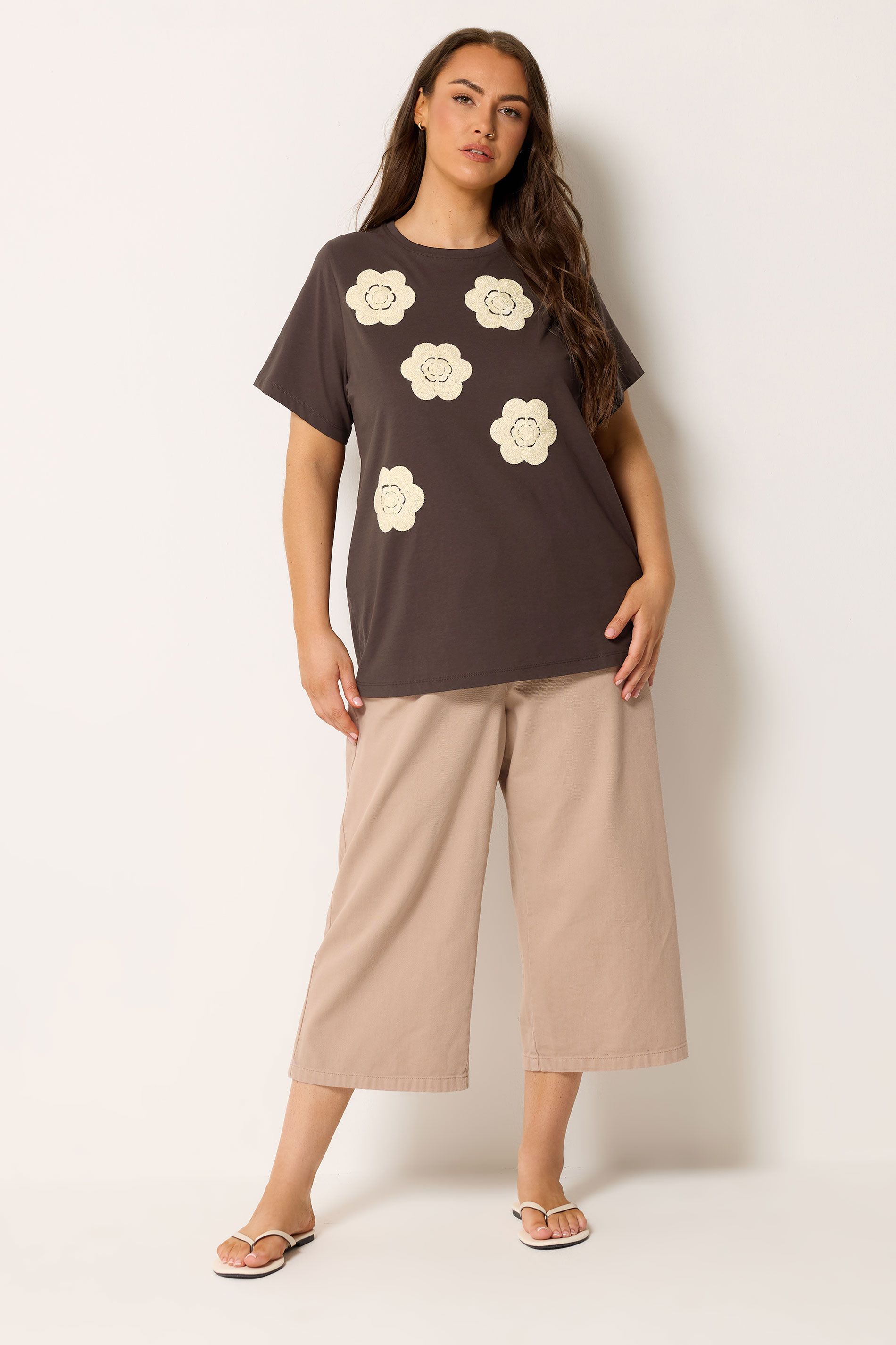 Tshirt Marron Chocolat À Marguerites Appliquées Size 44 - Yours - Modalova
