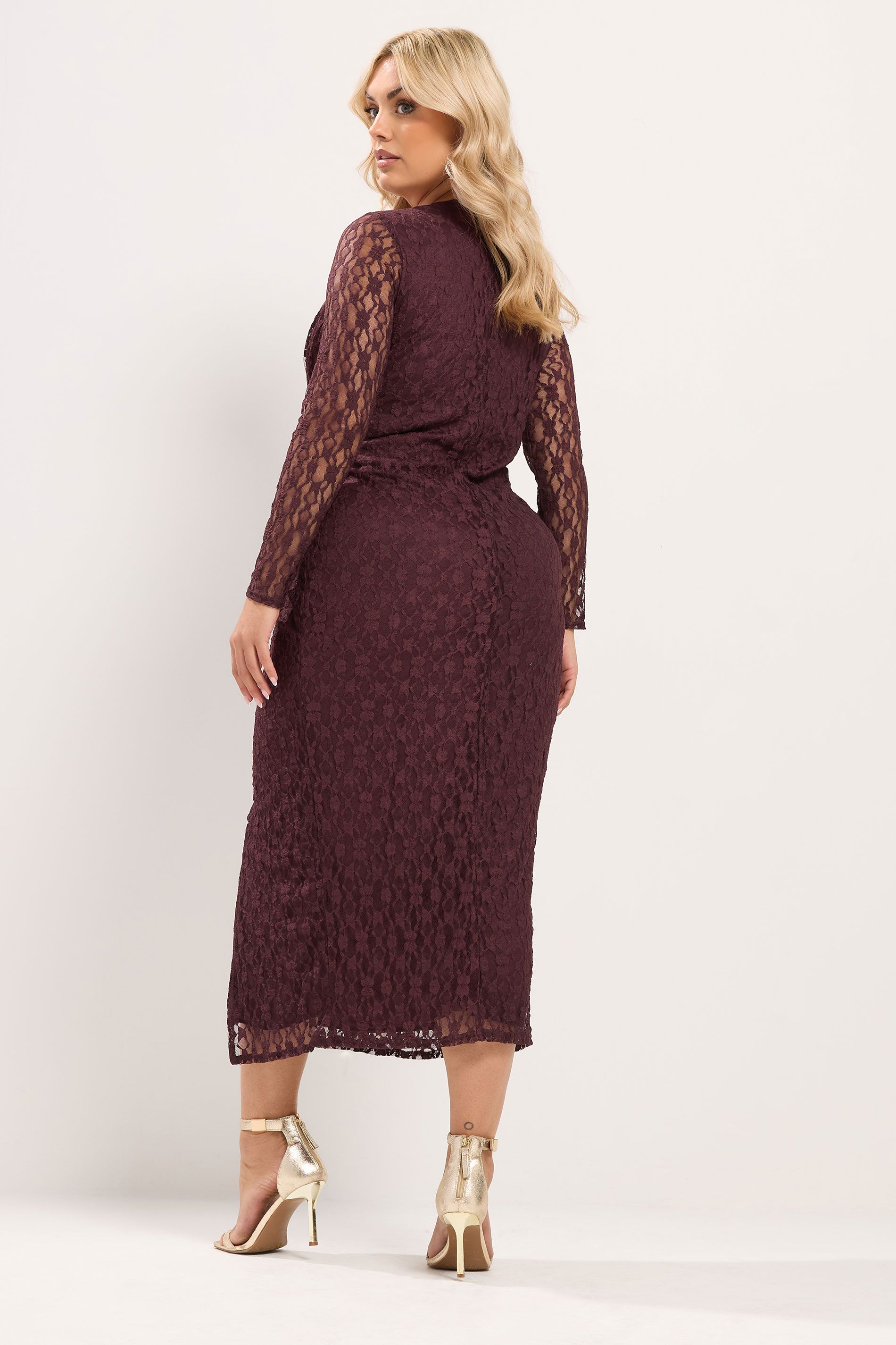 Robe Marron Chocolat En Dentelle Avec Détail Torsadé Sur Le Côté Size 50 - Yours London - Modalova