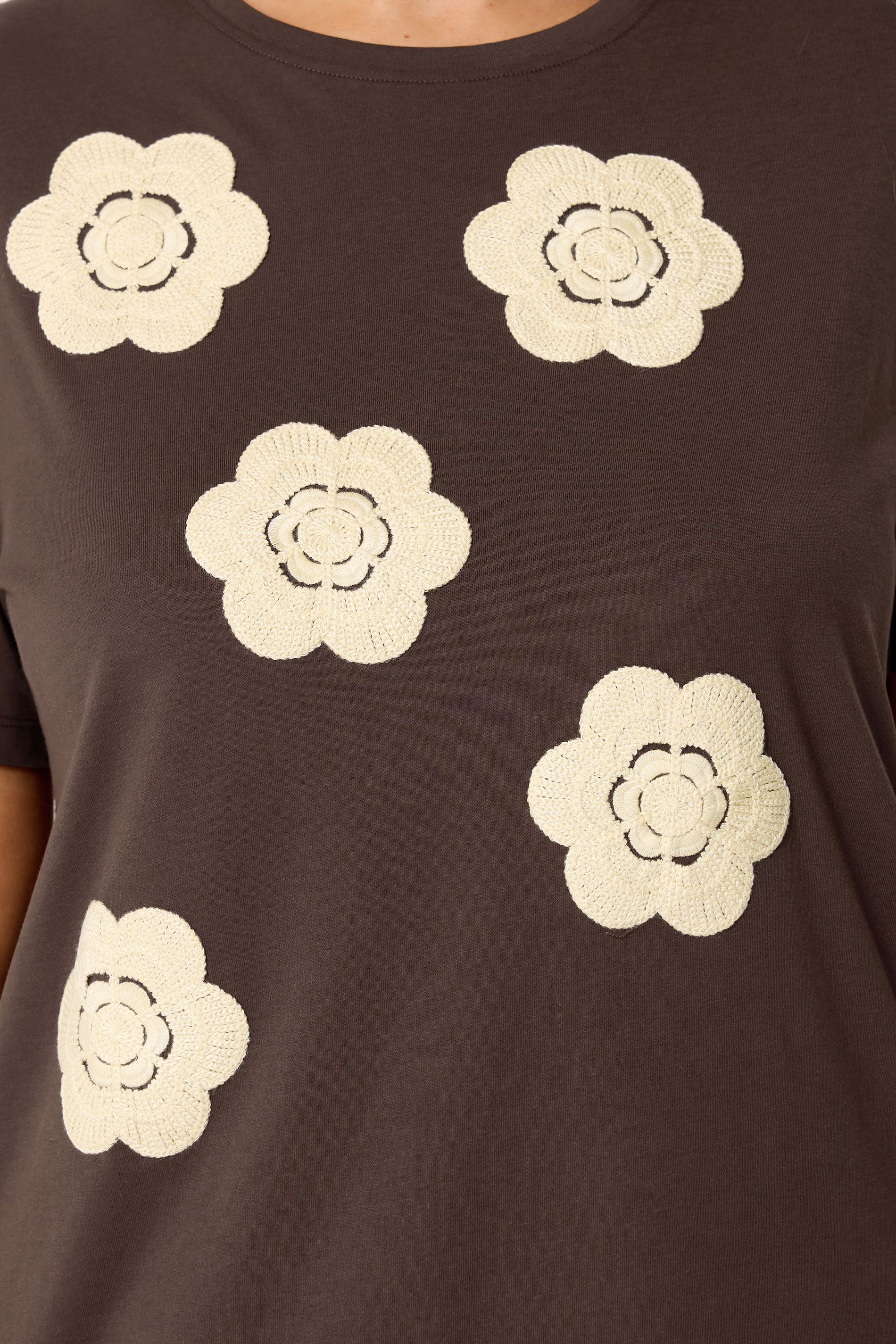 Tshirt Marron Chocolat À Marguerites Appliquées Size 44 - Yours - Modalova