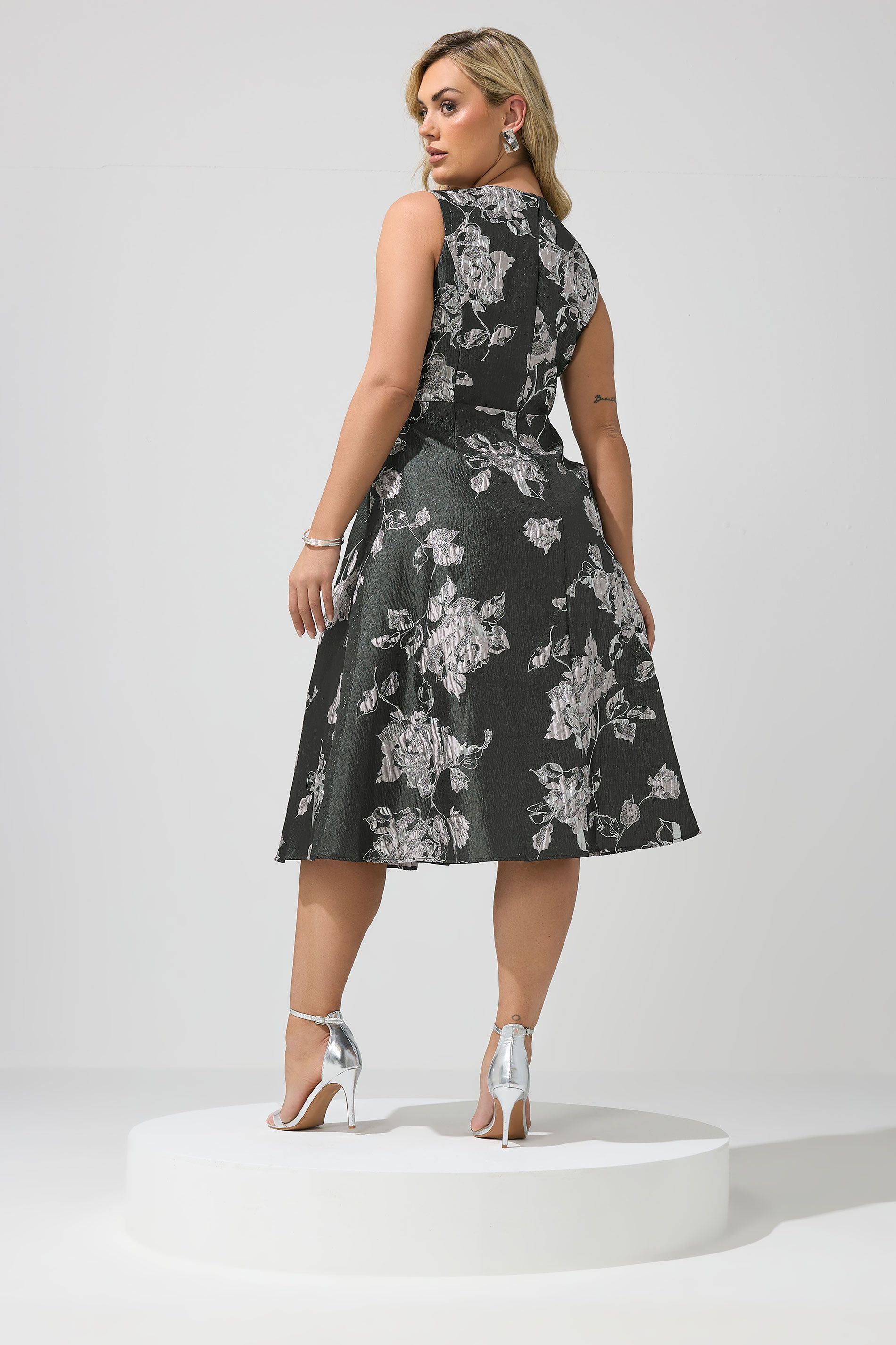 Robe Midi Noire En Jacquard Métallisé Premium Satiné Floral Doré Size 44 - Yours London - Modalova