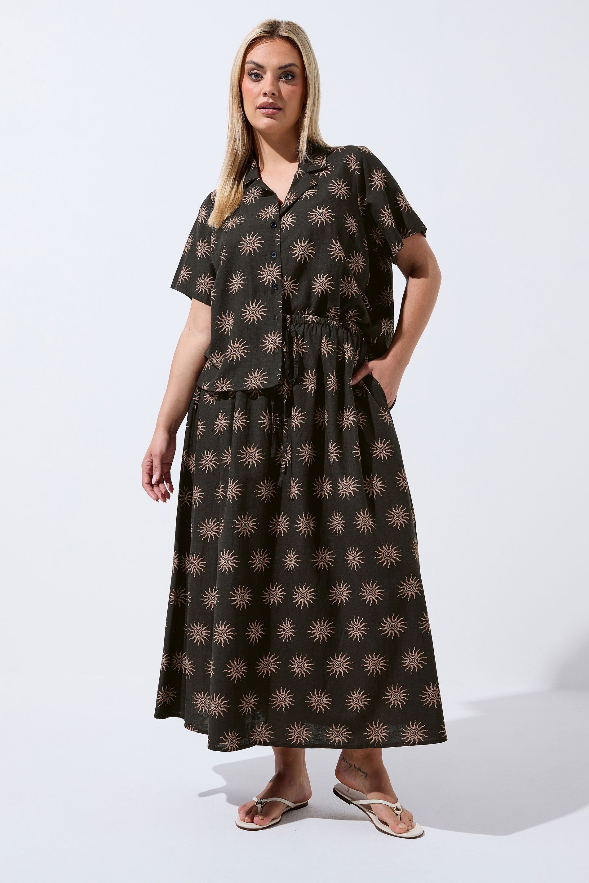 Yours Chemise Droite Marron Foncé À Imprimé Soleilsize 58-60 - Limited Collection - Modalova