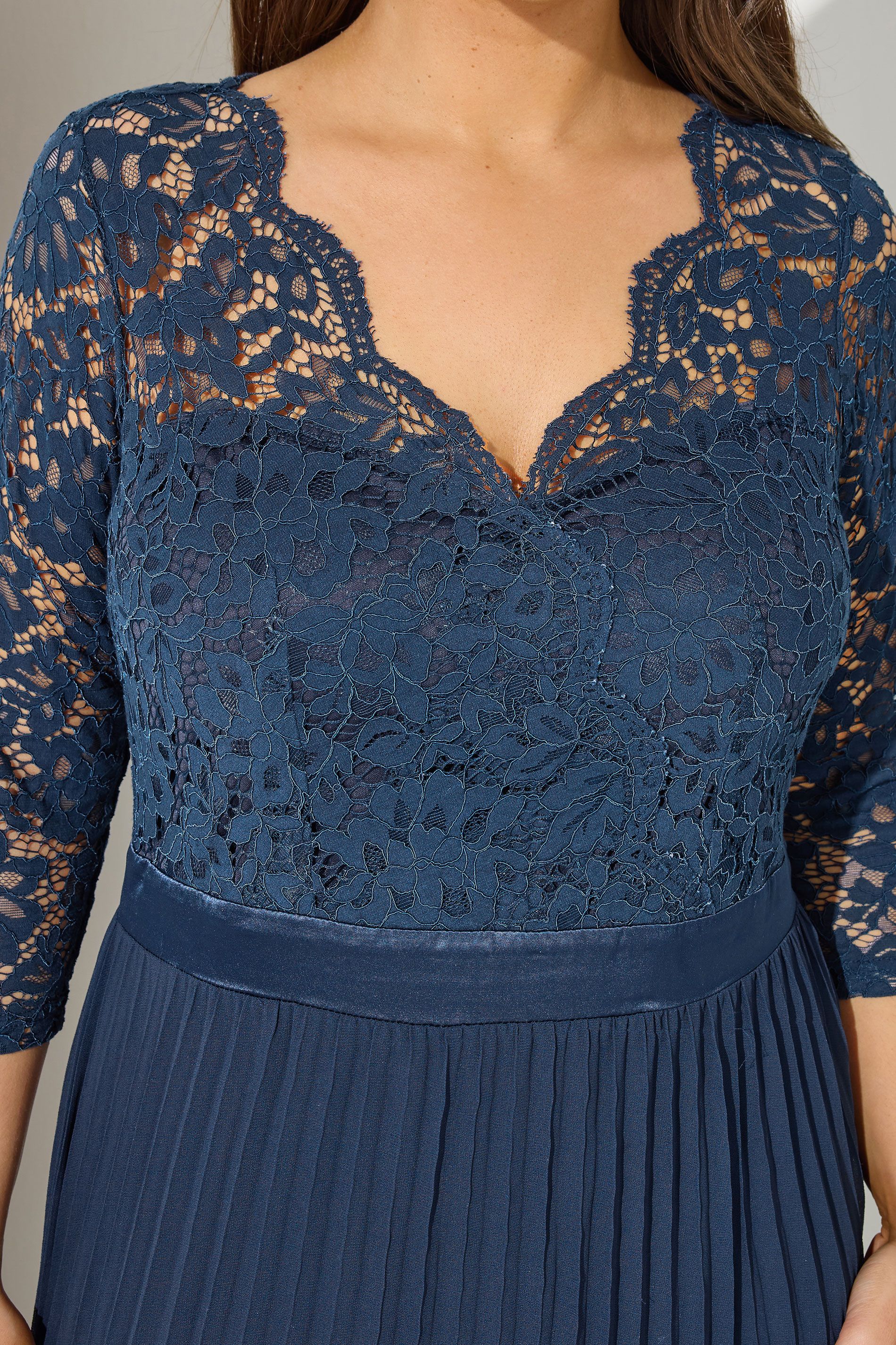 Robe Maxi Bleue Marine Cachecoeur & Dentelle Size 46 - Yours London - Modalova