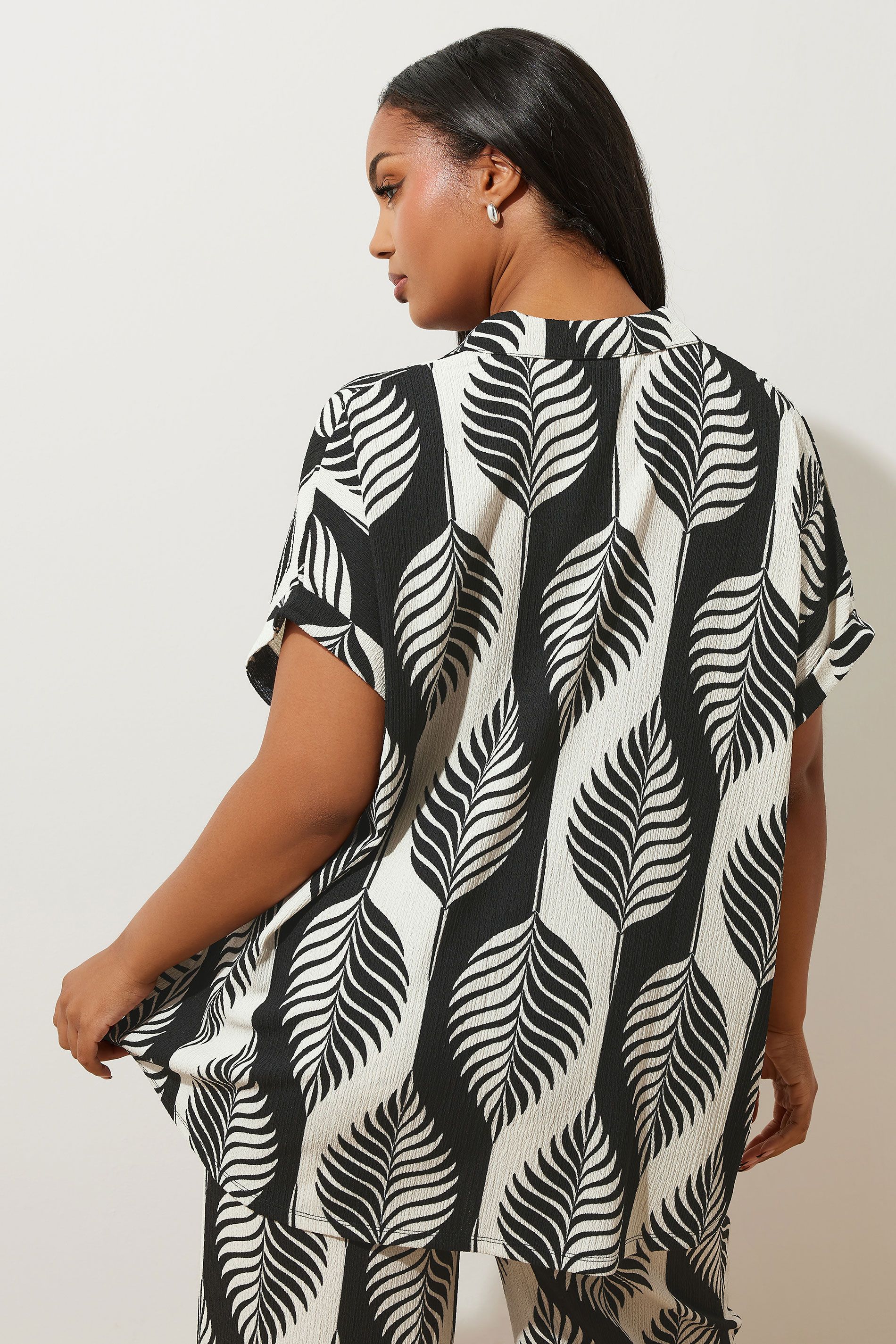 Chemisier Noir & Blanc Texturé Feuilles Manches Courtes Size 58-60 - Yours - Modalova