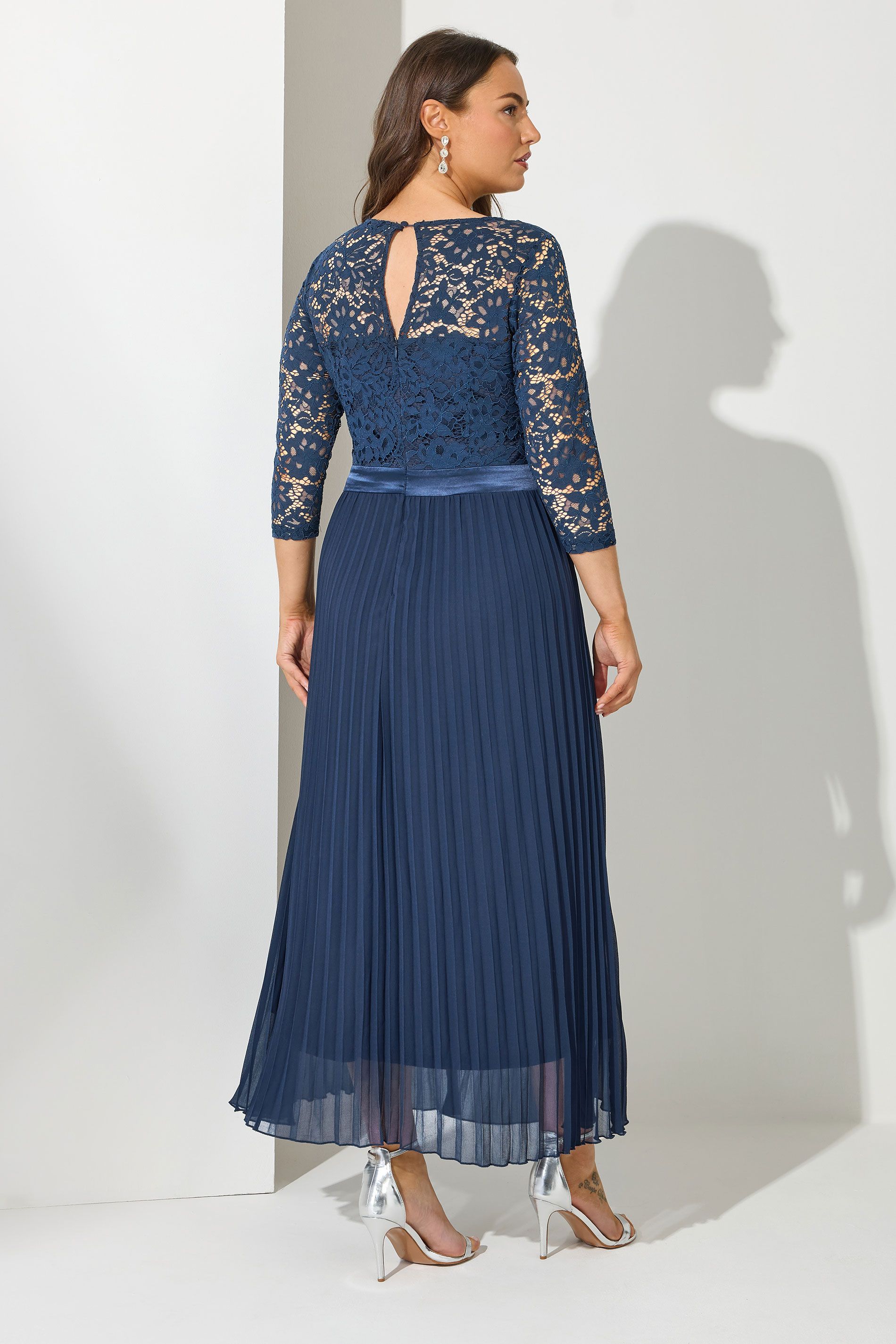 Robe Maxi Bleue Marine Cachecoeur & Dentelle Size 46 - Yours London - Modalova