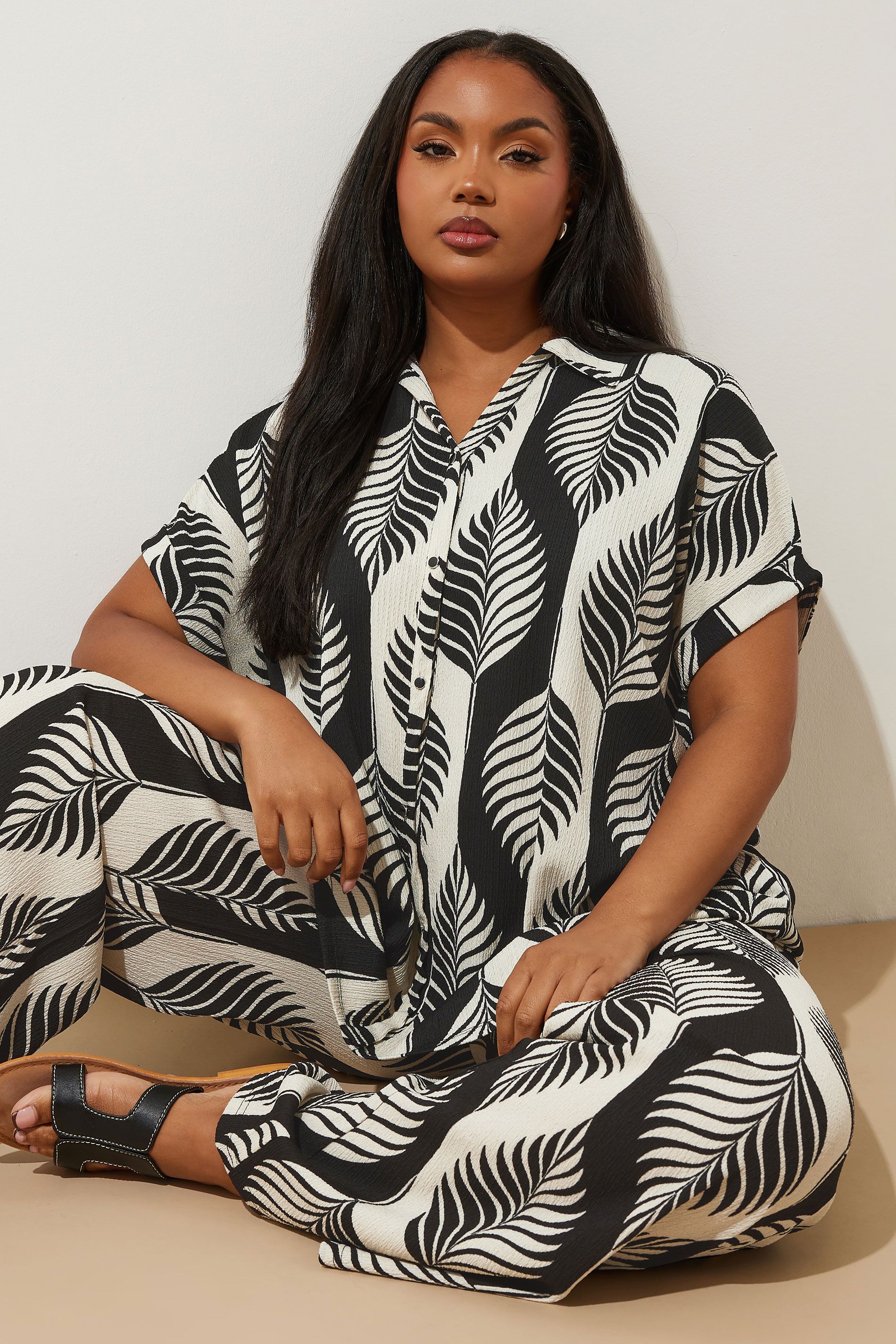 Chemisier Noir & Blanc Texturé Feuilles Manches Courtes Size 58-60 - Yours - Modalova