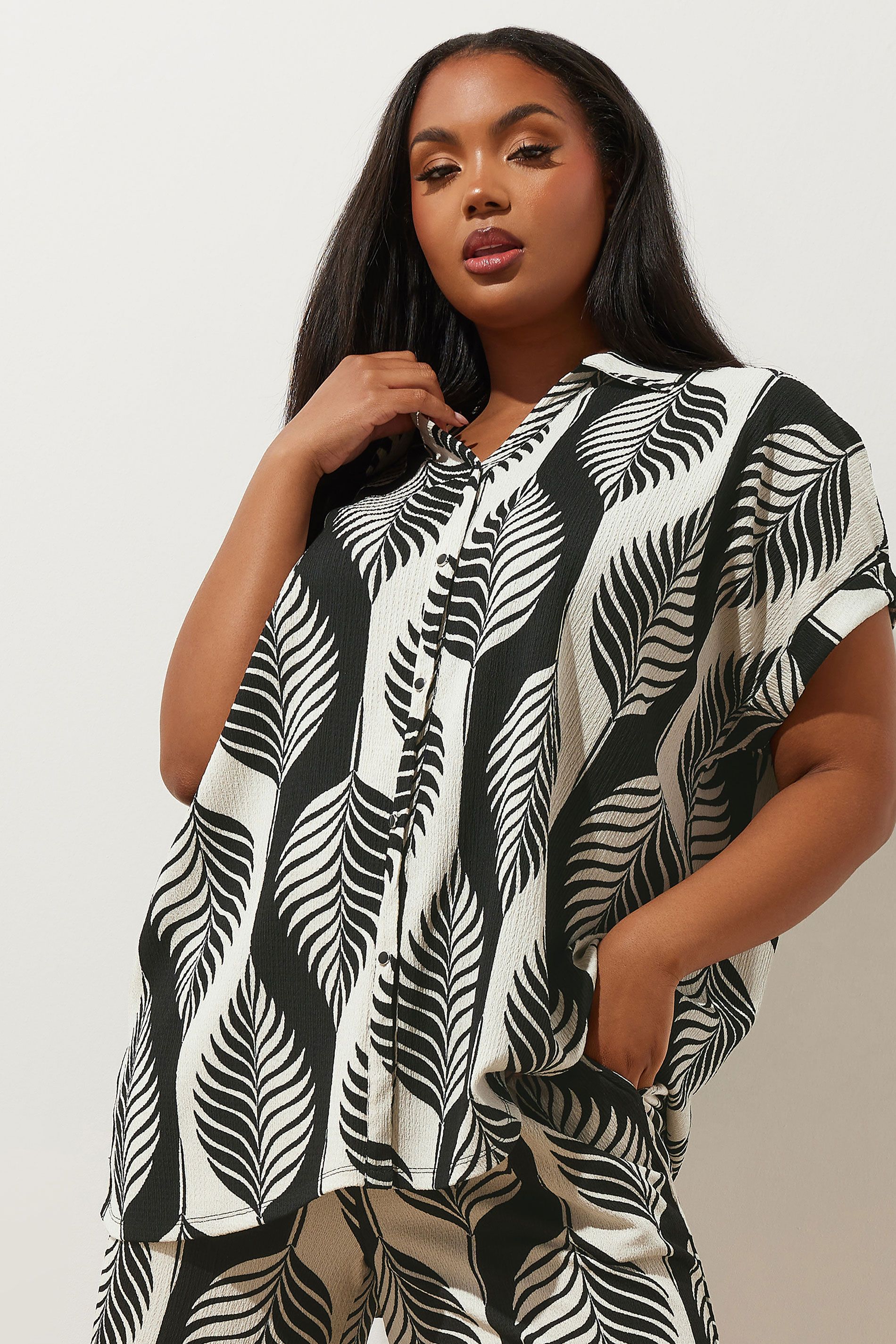 Chemisier Noir & Blanc Texturé Feuilles Manches Courtes Size 58-60 - Yours - Modalova