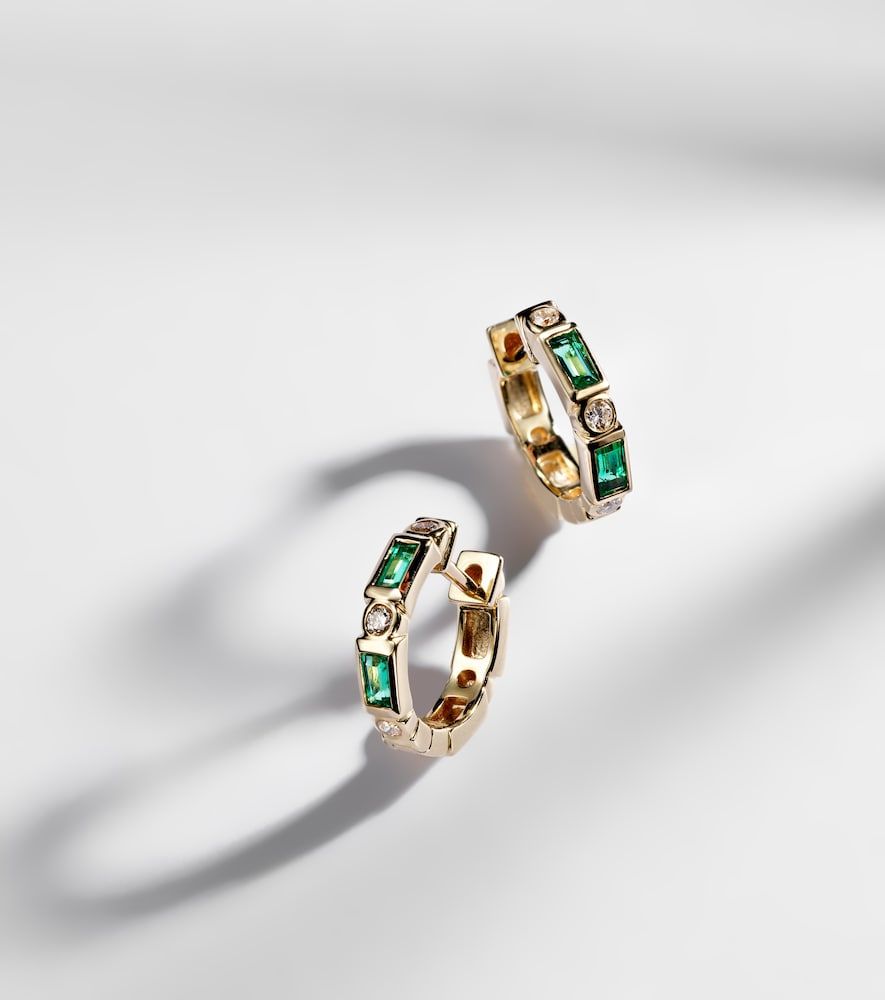 Boucles d’oreilles Huggie en or 14 ct, diamants et émeraudes - Sydney Evan - Modalova