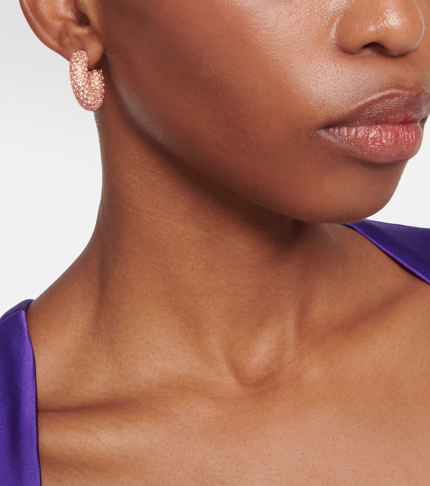 Boucles d'oreilles Cameron à ornements - Amina Muaddi - Modalova