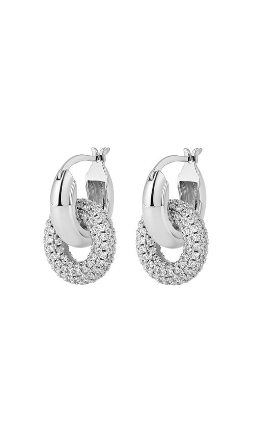 BOUCLES D'OREILLES ANNEAUX CROISÉS PAVE INTERLOCK en - Luv AJ - Modalova