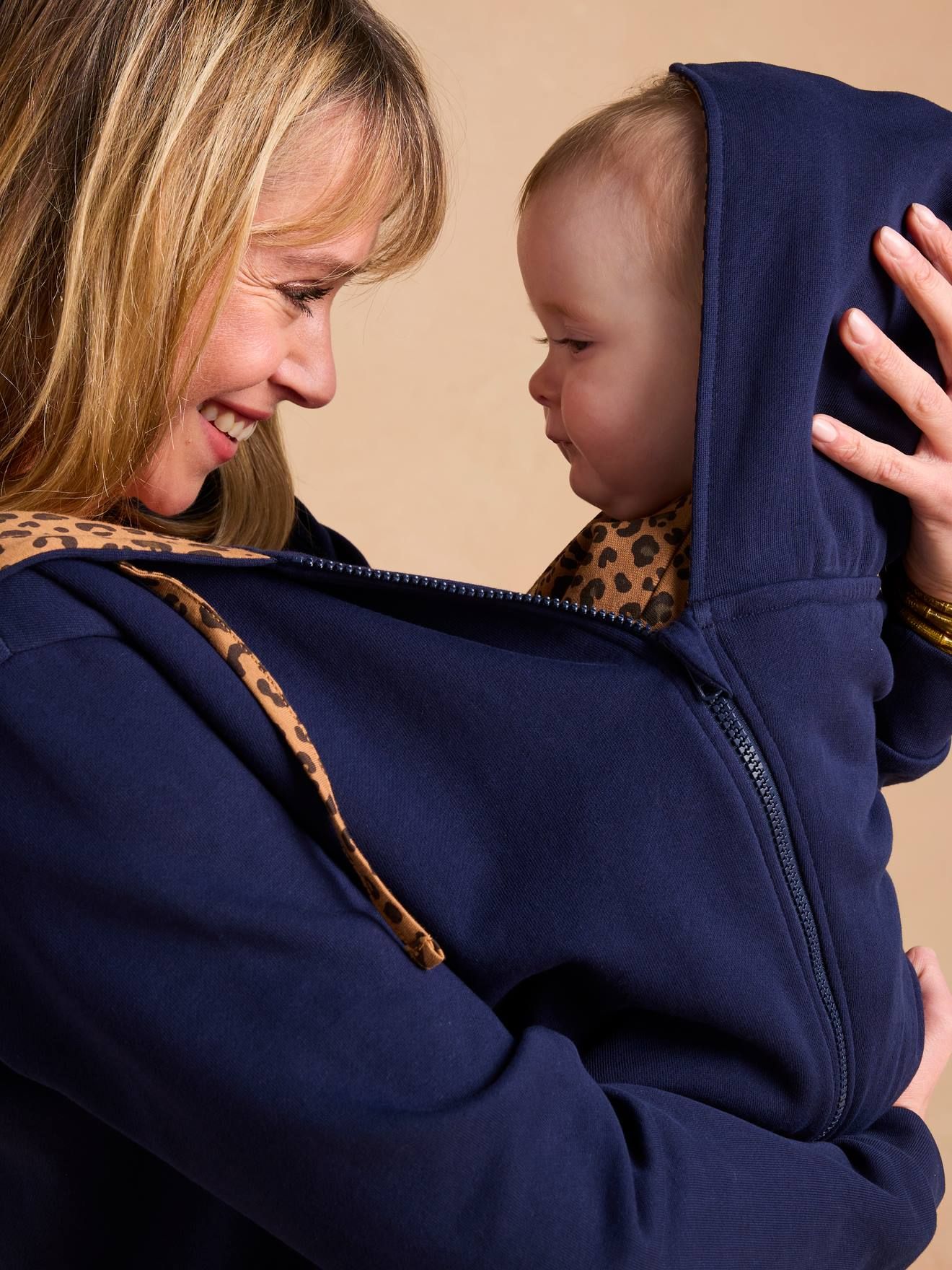 Sweat zippé évolutif avec protège-bébé marine - Envie De Fraise - Modalova