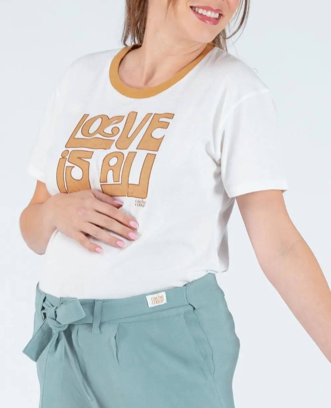 T-shirt De Grossesse Love Is All Ivoire - Cache Coeur - Modalova